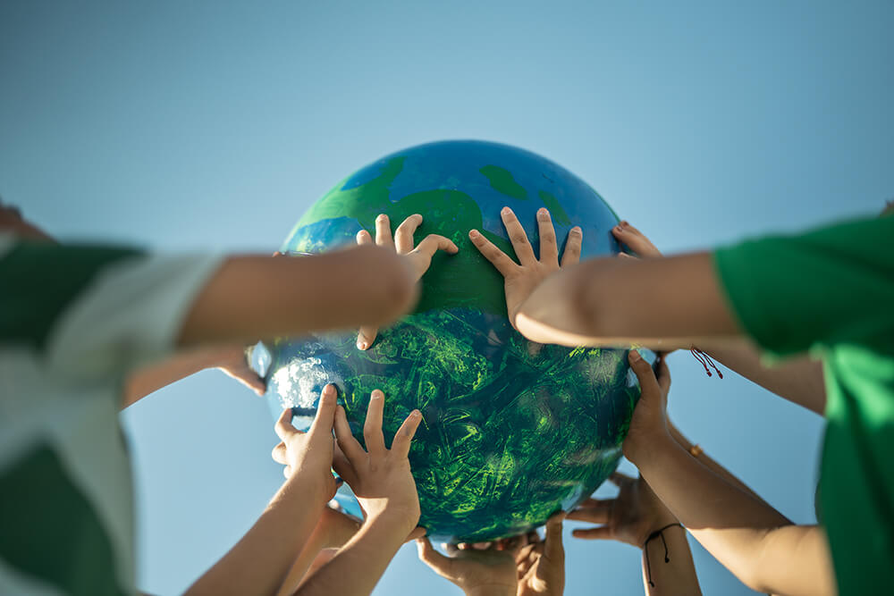 images/events/kids-holding-globe.jpg