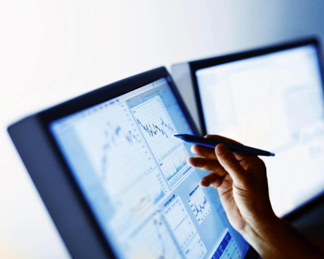 images/insights/2022/computer-screen-with-data-and-a-hand-pointing-at-something.jpg
